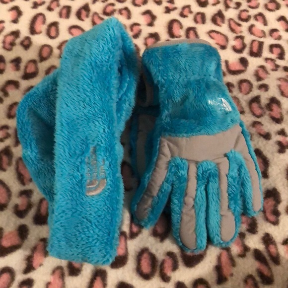 The North Face Other - The North Face Hat And Gloves Set